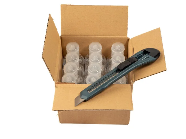 Karton Kutu Bir Bıçakla Açılır Beyaz Arkaplan — Stok fotoğraf