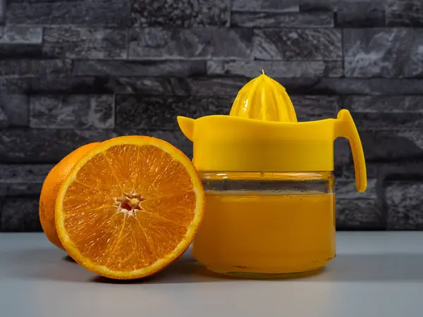 Апельсиновий Соковижималка Стиглими Апельсинами Свіжий Сік Сірий Фон — стокове фото