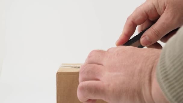 Caja Cartón Abre Con Cuchillo Fondo Blanco — Vídeos de Stock