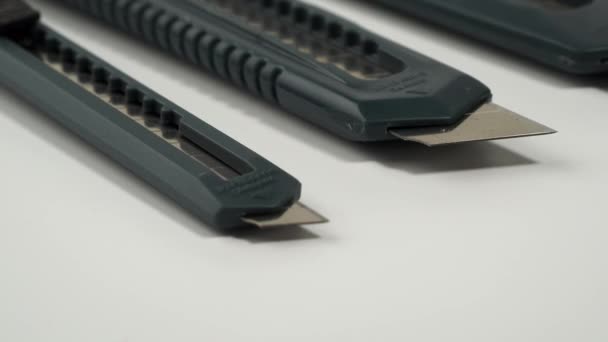 白色背景上的一组盒子刀具 固定式刀机 — 图库视频影像