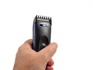 Beyaz arka planda el yapımı saç makasıyla izole edilmiş. Modern saç makası. Yakın plan..