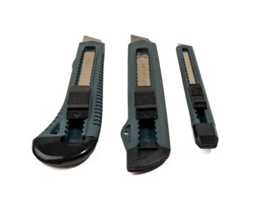 Beyaz arka planda bir maket bıçağı seti. Kırtasiye bıçağı hazır..