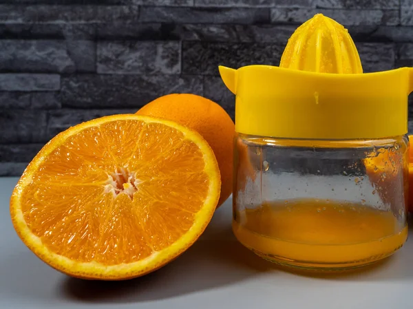 Pomerančový Odšťavňovač Zralými Pomeranči Čerstvý Džus Šedé Pozadí — Stock fotografie