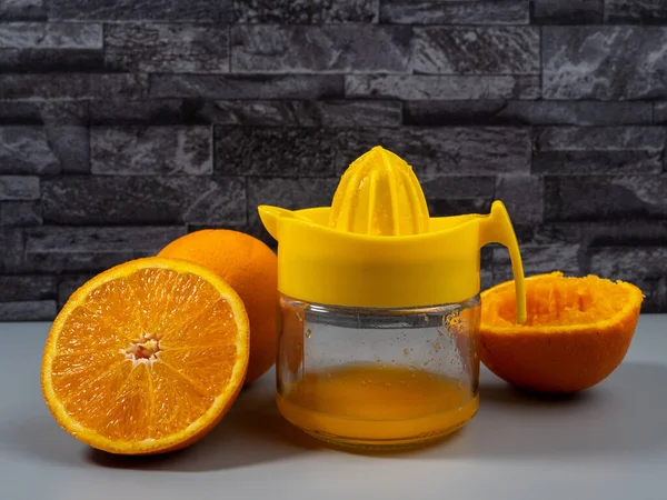 Pomerančový Odšťavňovač Zralými Pomeranči Čerstvý Džus Šedé Pozadí — Stock fotografie