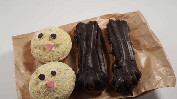 Obracające Się Ciasto Czekoladowe Babeczki Eklerki Pyszne Słodycze Zbliżenie — Wideo stockowe