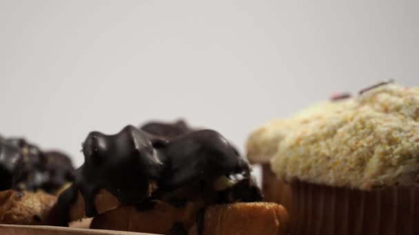 Obracające Się Ciasto Czekoladowe Babeczki Eklerki Pyszne Słodycze Zbliżenie — Wideo stockowe
