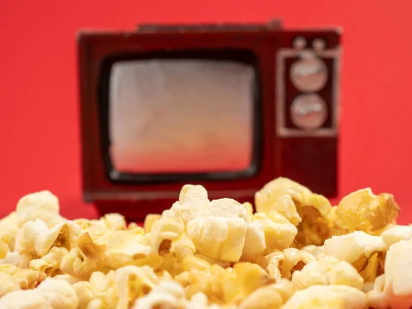 Popcorn Stary Telewizor Czerwonym Tle Słodki Popcorn Czerwono Zbliżenie — Zdjęcie stockowe