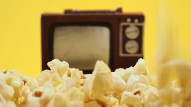 Popcorn Régi Sárga Háttérrel Édes Popcorn Sárgán Közelkép — Stock videók