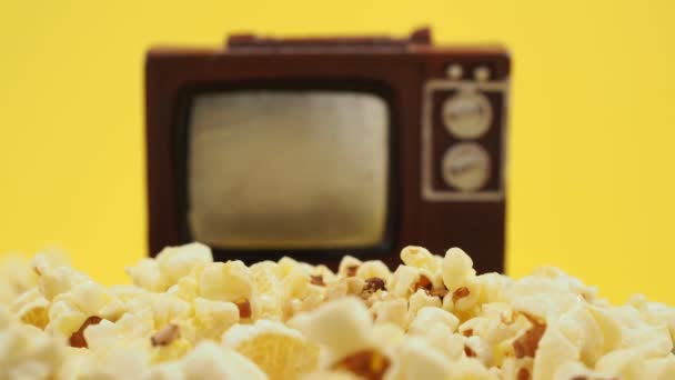 Popcorn Régi Sárga Háttérrel Édes Popcorn Sárgán Közelkép — Stock videók