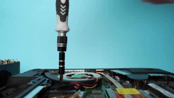 Mestre Repara Laptop Quebrado Com Uma Chave Fenda Especialista Velho — Vídeo de Stock
