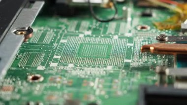 Kırık bir dizüstü bilgisayarın elektronik panosu. Tozlu bozuk dizüstü bilgisayarı onarımda döndürür.