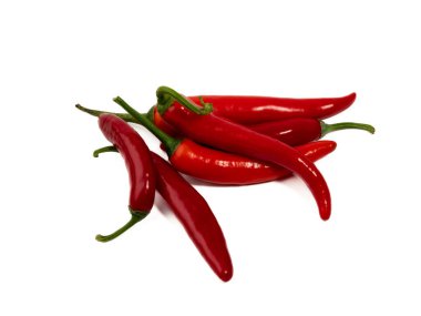 Kırmızı biber beyaz arka planda izole edilmiş. baharat.