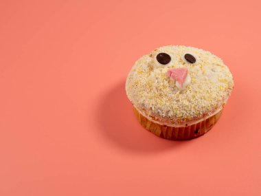 Pembe arka planda kek. Lezzetli tatlılar. Yüksek kalite fotoğraf