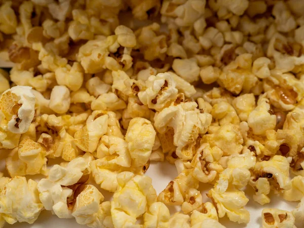 Popcorn Bílém Pozadí Sladký Popcorn Bílém Detailní Záběr — Stock fotografie