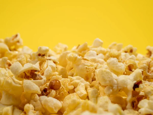Popcorn Een Gele Achtergrond Zoete Popcorn Geel Close — Stockfoto