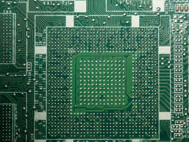 Kırık bir dizüstü bilgisayarın elektronik panosu. Tozlu kırık dizüstü bilgisayar tamir altında.