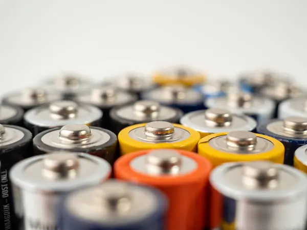 バッテリーはアルカリ性です 選択的集中 エネルギー源の概念とそれらの使用 多くの単三電池 — ストック写真