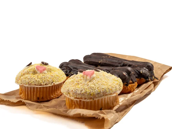 Muffins Och Choklad Eclairs Isolerad Vit Bakgrund Läckra Sötsaker Närbild — Stockfoto