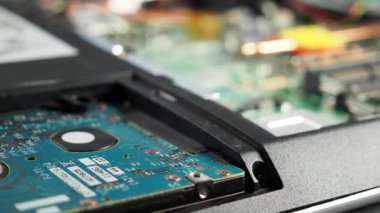 Kırık bir dizüstü bilgisayarın elektronik panosu. Tozlu bozuk dizüstü bilgisayarı onarımda döndürür.