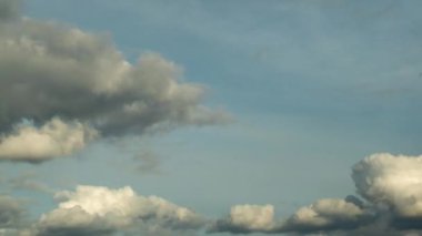 Bulutların manzarası. Bulutlardan gelen zaman çizelgesi. Akşam bulutlu gökyüzü.
