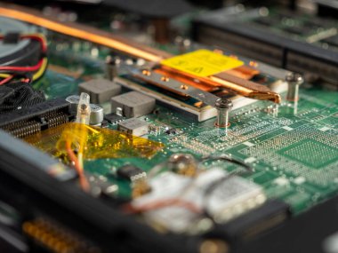 Kırık bir dizüstü bilgisayarın elektronik panosu. Tozlu kırık dizüstü bilgisayar tamir altında.