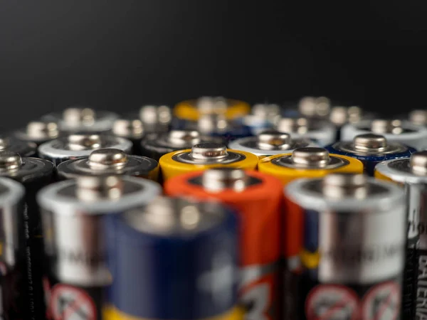 バッテリーはアルカリ性です 選択的集中 エネルギー源の概念とそれらの使用 多くの単三電池 — ストック写真