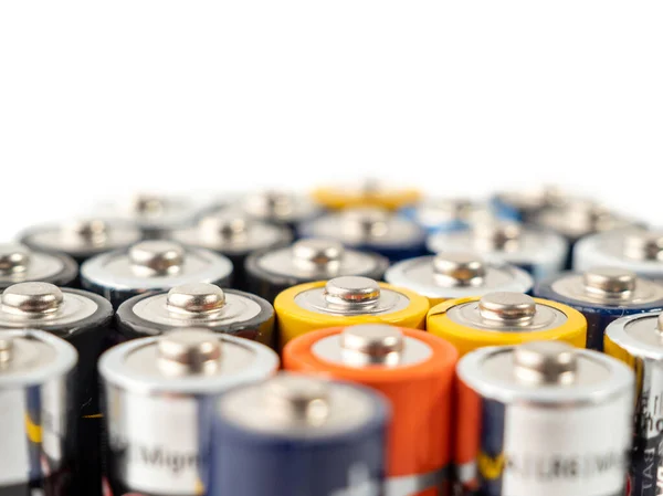 电池是碱性的 有选择的重点 能源的概念及其使用 大量Aa电池 — 图库照片