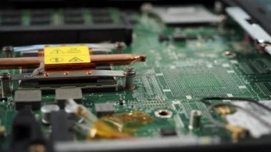 Kırık bir dizüstü bilgisayarın elektronik panosu. Tozlu bozuk dizüstü bilgisayarı onarımda döndürür.
