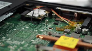 Mavi arka planda haplar ve steteskop. Tıp konsepti. Yakın plan..