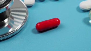 Mavi arka planda haplar ve steteskop. Tıp konsepti. Yakın plan..