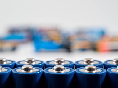 Hafif arka planda alkali piller. Enerji kaynakları kavramı ve kullanım alanları. Bir sürü AA pil..