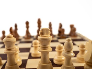 Beyaz arka planda tahta satranç. Masa oyunu satranç. Yakın plan..