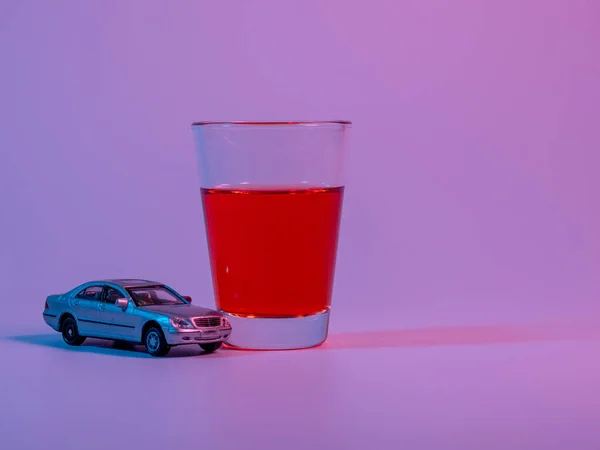 Міні Автокатастрофа Алкоголь Іграшковий Автомобіль Світлому Тлі Попередження Про Водіння — стокове фото