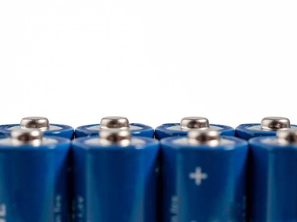 在轻背景上的碱性电池 能源的概念及其使用 大量Aa电池 — 图库照片