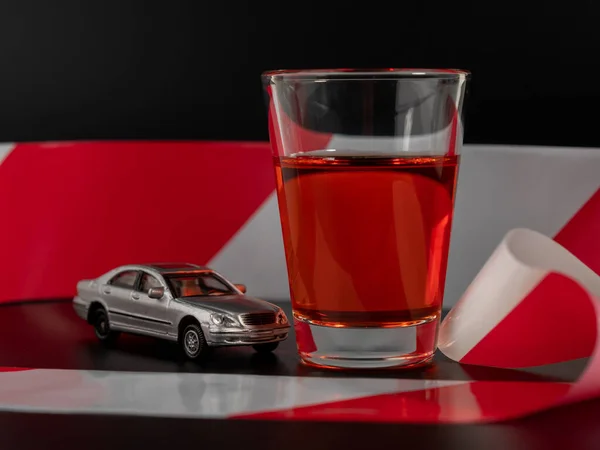Mini Autounfall Alkohol Und Ein Spielzeugauto Auf Schwarzem Hintergrund Warnung — Stockfoto