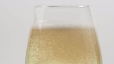 Bir bardak beyaz şaraba doldur. Bir bardak sek şarap..