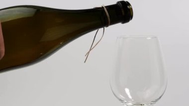 Bir bardak beyaz şaraba doldur. Bir bardak sek şarap..