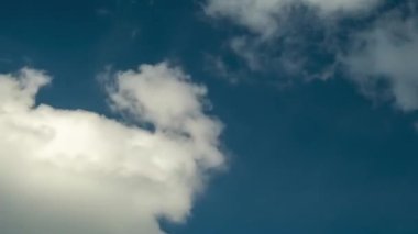 Mavi gökyüzü zaman arkaplanı beyaz bulutları hızlandırır. Zaman aşımı bulutlu gökyüzü. Havada kabaran bulutlar. Kümülüs bulutu.