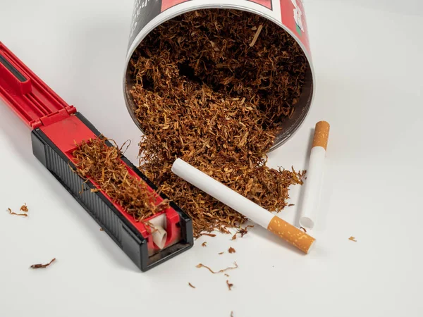 Καπνός Και Μηχανή Πλήρωσης Τσιγάρα Και Καπνός Κοντινό Πλάνο Καπνού — Φωτογραφία Αρχείου