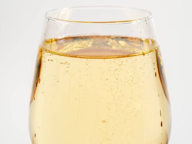 Hafif arka planda bir bardak beyaz şarap. Bir bardak sek şarap..