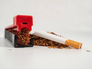 Tütün ve dolum makinesi. Sigara ve tütün var. Tütün yakını..