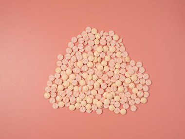 Pembe arka planda pembe haplar. Tıbbi haplar. Haplar yakın plan..