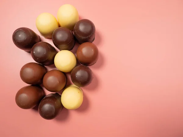 Malvavisco Cubierto Chocolate Sobre Fondo Rosa Primer Plano — Foto de Stock