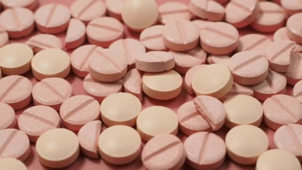 ピンクの錠剤とピンクの背景の聴診器 医療用錠剤だ 丸薬の閉まり — ストック動画