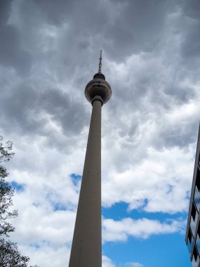 Berlin, Almanya 'nın güzel şehir merkezi, Fernsehturm adında bir TV kulesinin detaylarıyla. Yakın plan..