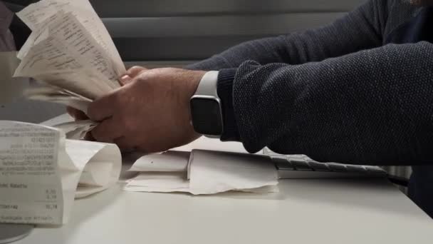 Bir Adam Masada Vergi Beyannamelerini Hazırlarken Kağıt Para Makbuzlarını Düzenliyor — Stok video