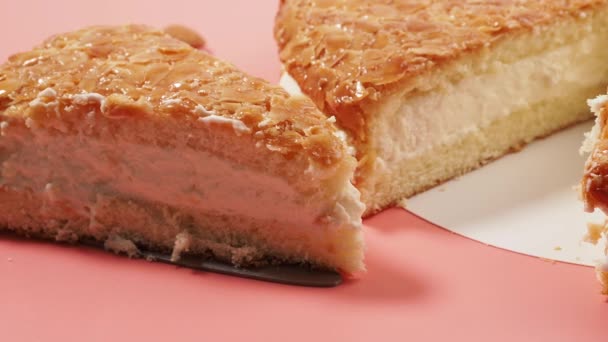Bee Sting Cake Light Cake Cream Filling Crispy Almonds — Stock Video