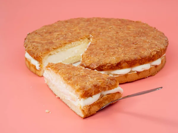 Bijentaart Lichte Cake Met Roomvulling Met Krokante Amandelen Taart Met — Stockfoto