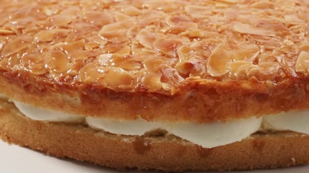 ビーストケーキ クリーム入りの軽いケーキ クリスピーアーモンド — ストック動画