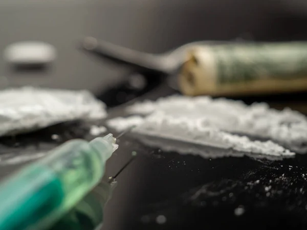 Jeringa Para Inyección Polvo Cocaína Sobre Fondo Negro Drogas Dinero — Foto de Stock